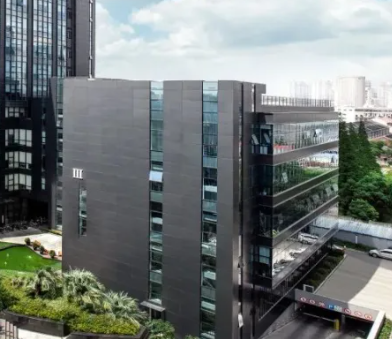 深圳全彩LED显示屏厂家解析：如何提升户外大屏幕的显示亮度与节能平衡