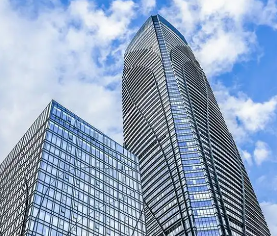 橱窗LED透明屏在商业展示中的应用优势及创鑫彩定制方案